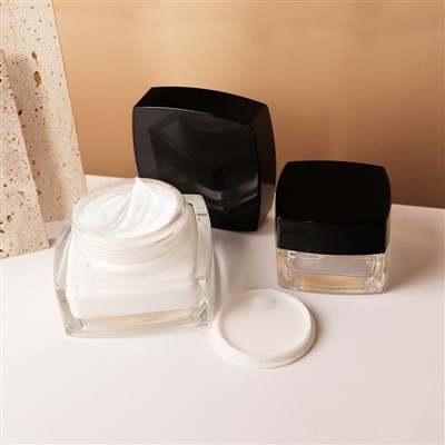 Štvorcová sklenená kozmetická fľaša